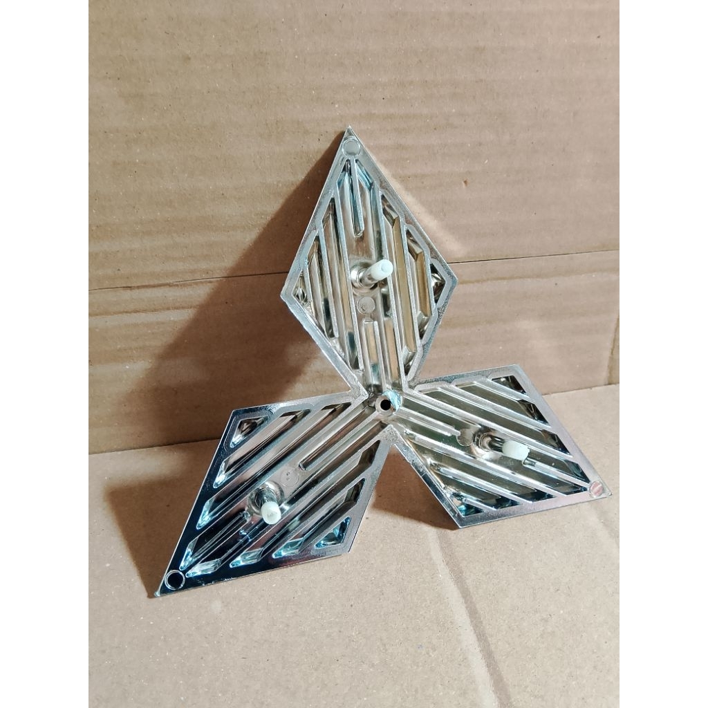 LOGO/EMBLEM TIGA BERLIAN MITSUBISHI CANTER