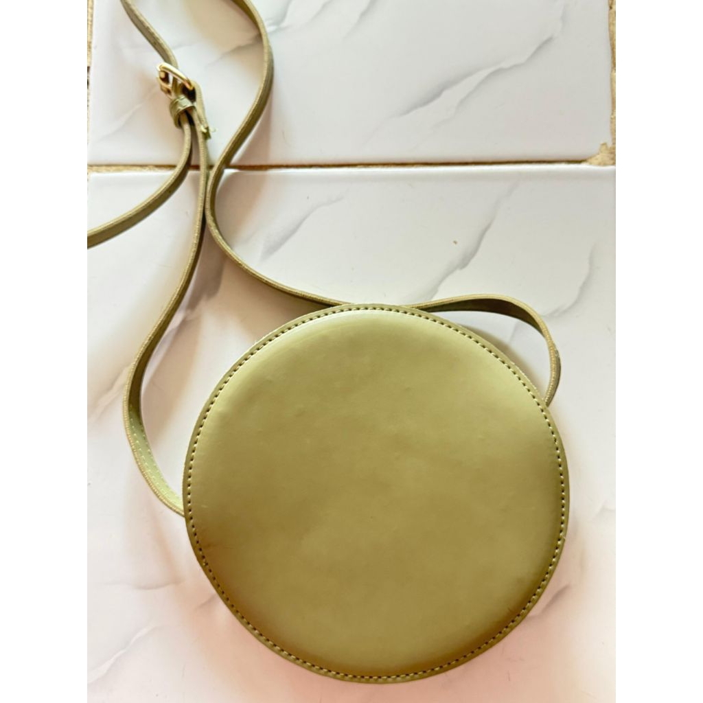 preloved Tas bulat warna hijau tali panjang