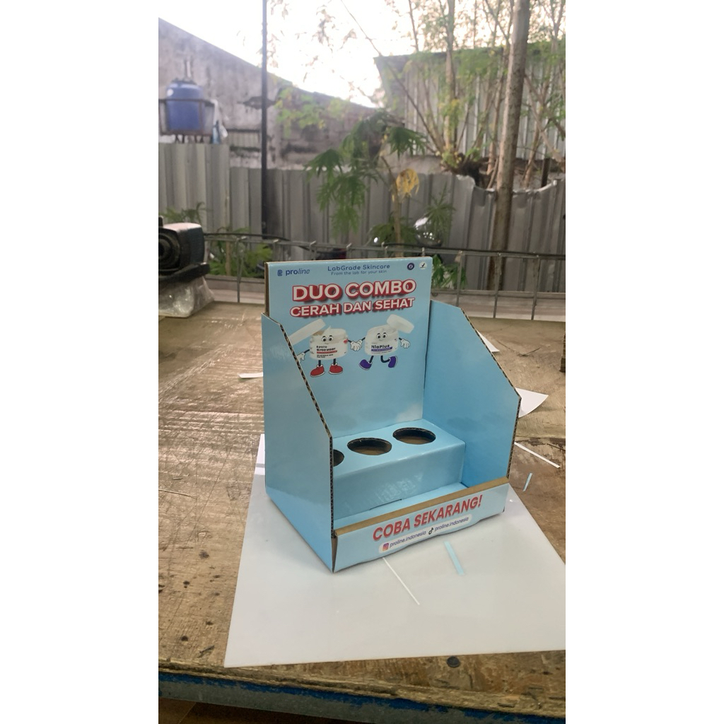 Rak displays bahan kardus ukuran model dan stiker bisa custome