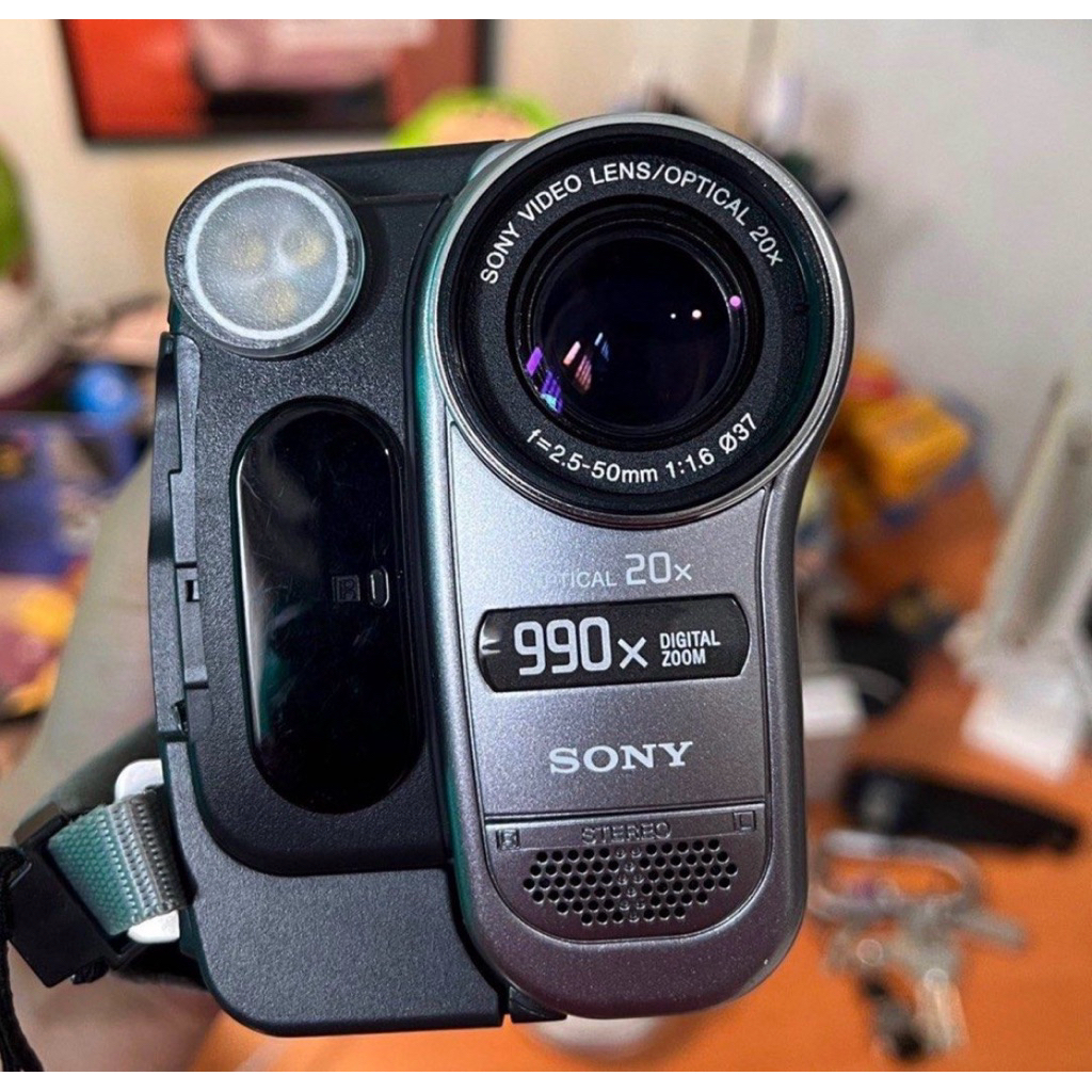 RARE VINTAGE Handycam Sony Digital8 TRV285e BRAND NEW OLD STOCK