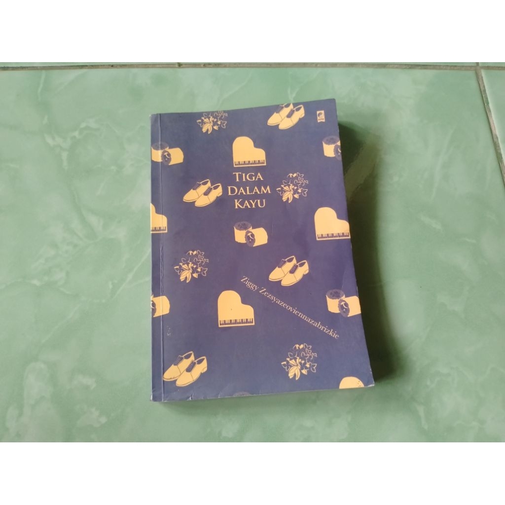 Novel Tiga dalam Kayu Oleh Ziggy Zezsyazeoviennazabrizkie [Preloved Original]
