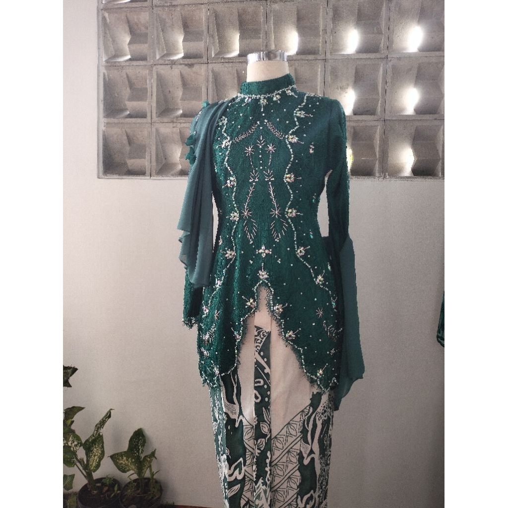 KEBAYA PAYET PREMIUM, KEBAYA PREMIUM, KEBAYA CUSTOM, JAHIT KEBAYA, PENJAHIT KEBAYA, KEBAYA WISUDA, K