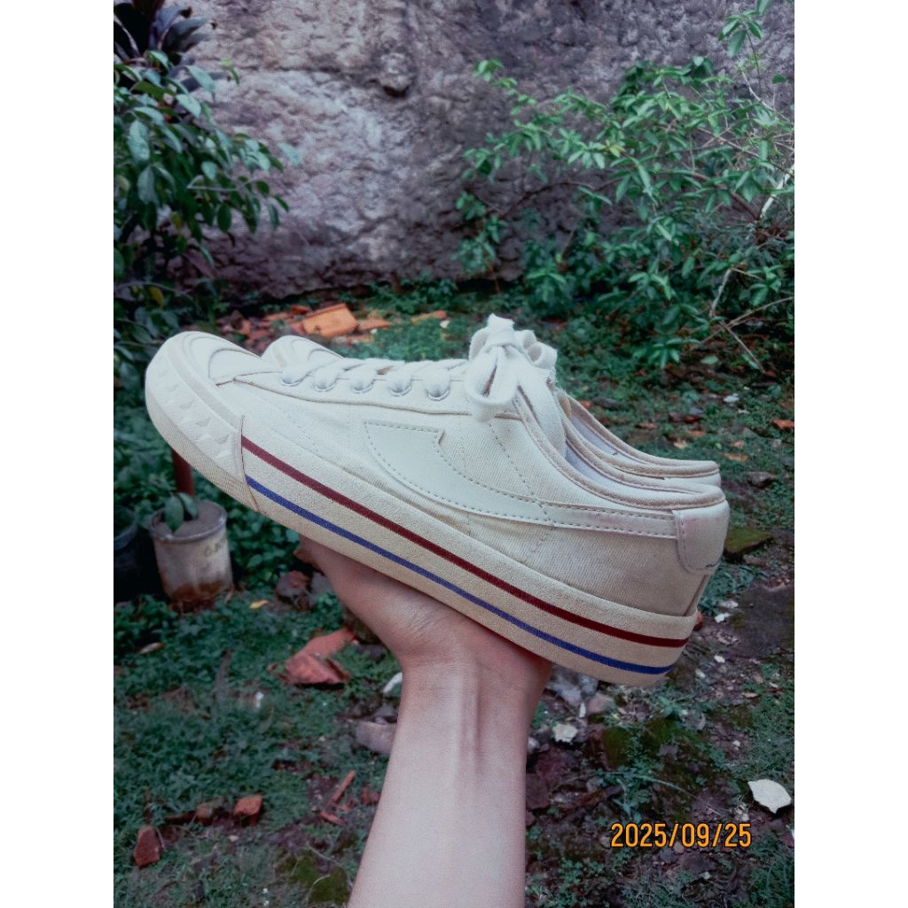 sepatu compass retrograde low cream