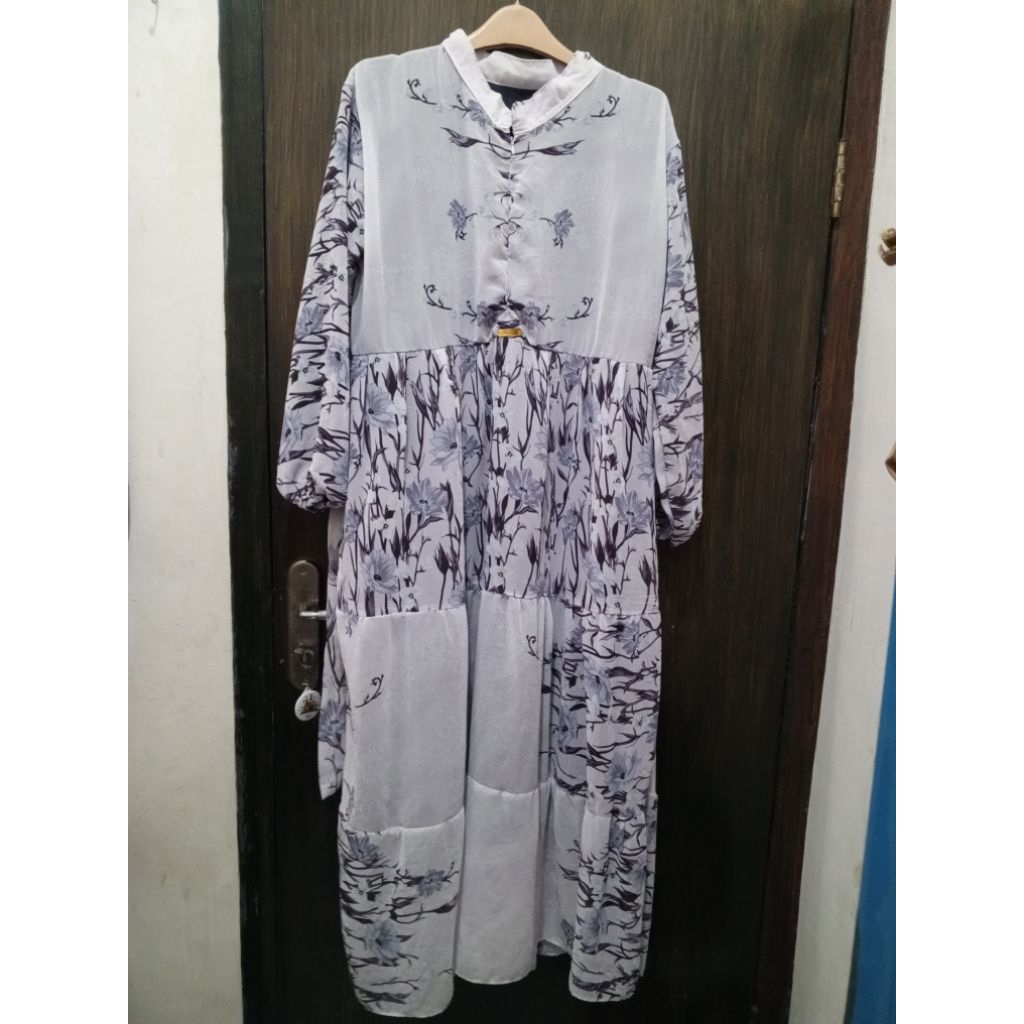 Gamis putih kombinasi motif bunga ungu tua