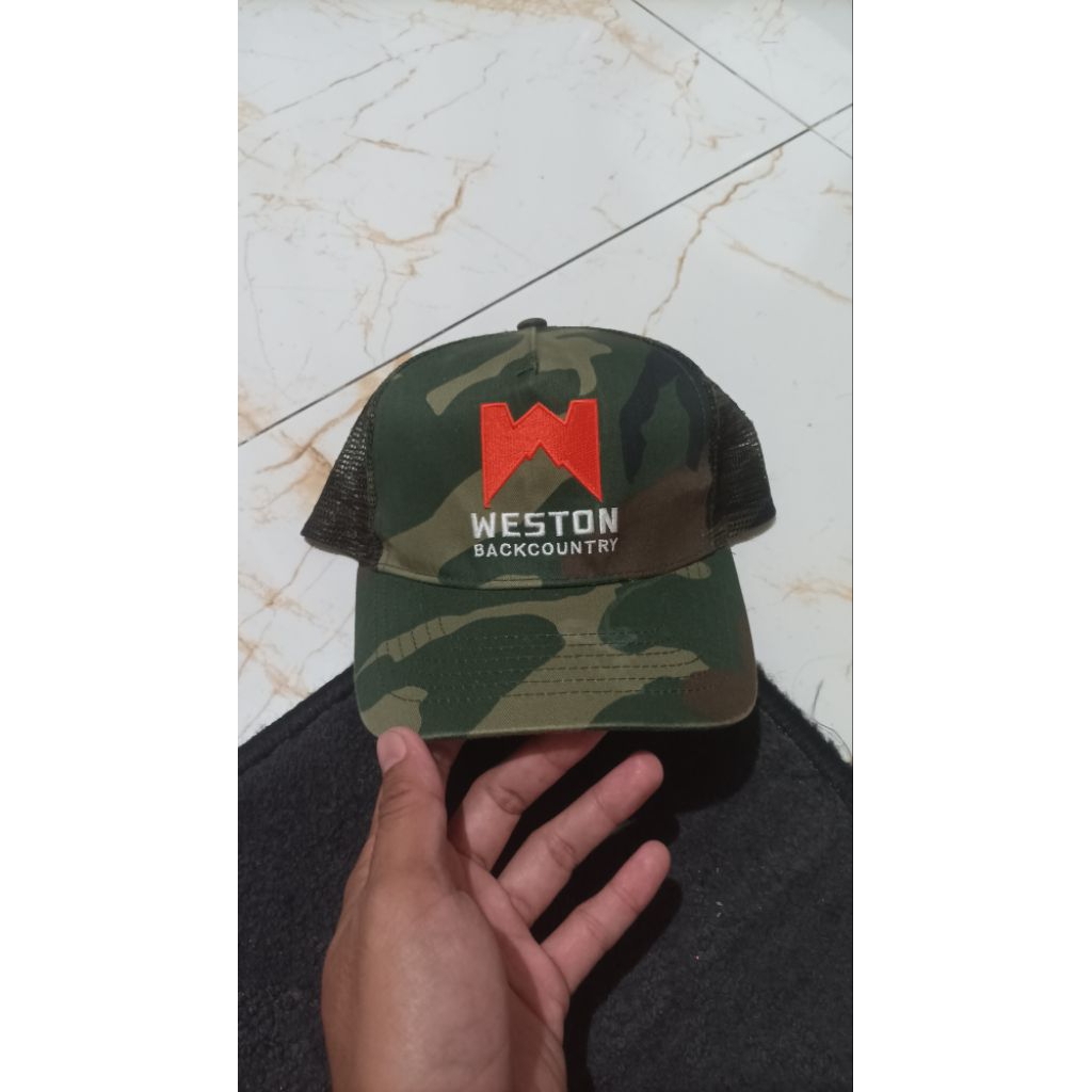 topi camo trucker