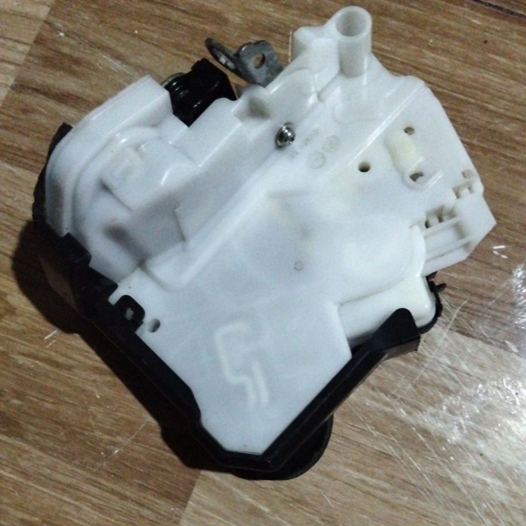 DOOR LOCK PINTU DEPAN KIRI (LH).AGYA AYLA