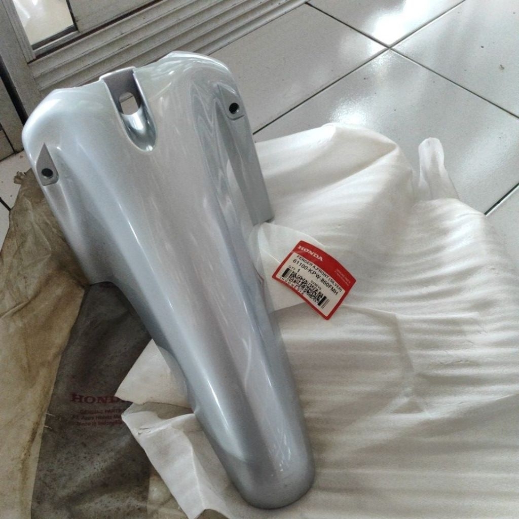 Spakbor Depan Front Fender Silver Kirana 125 Bagian A Original AHM Honda 61100-KPW-860FMH