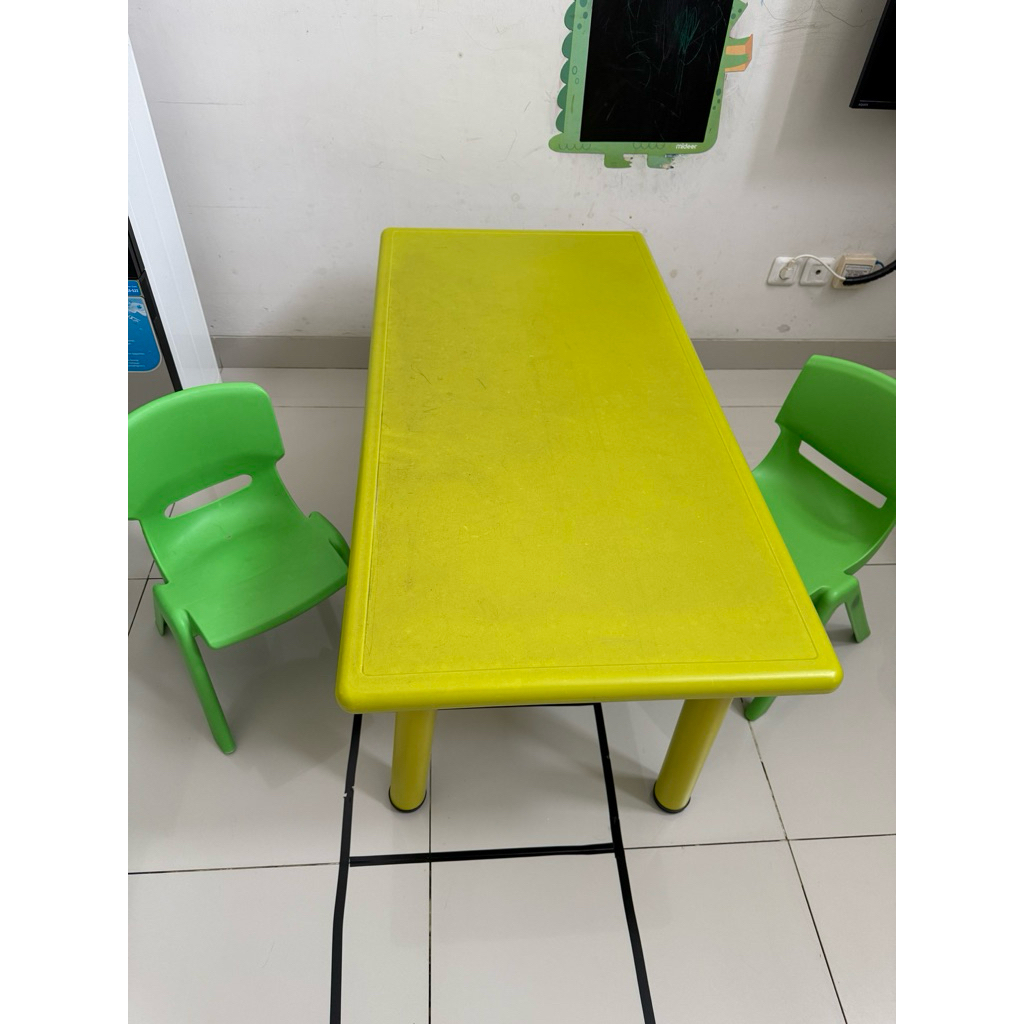 PRELOVED - 1 set Meja belajar anak dan kursi Informa