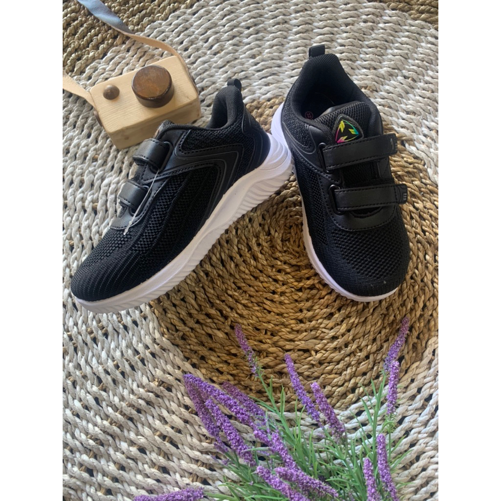 sepatu new era hitam putih