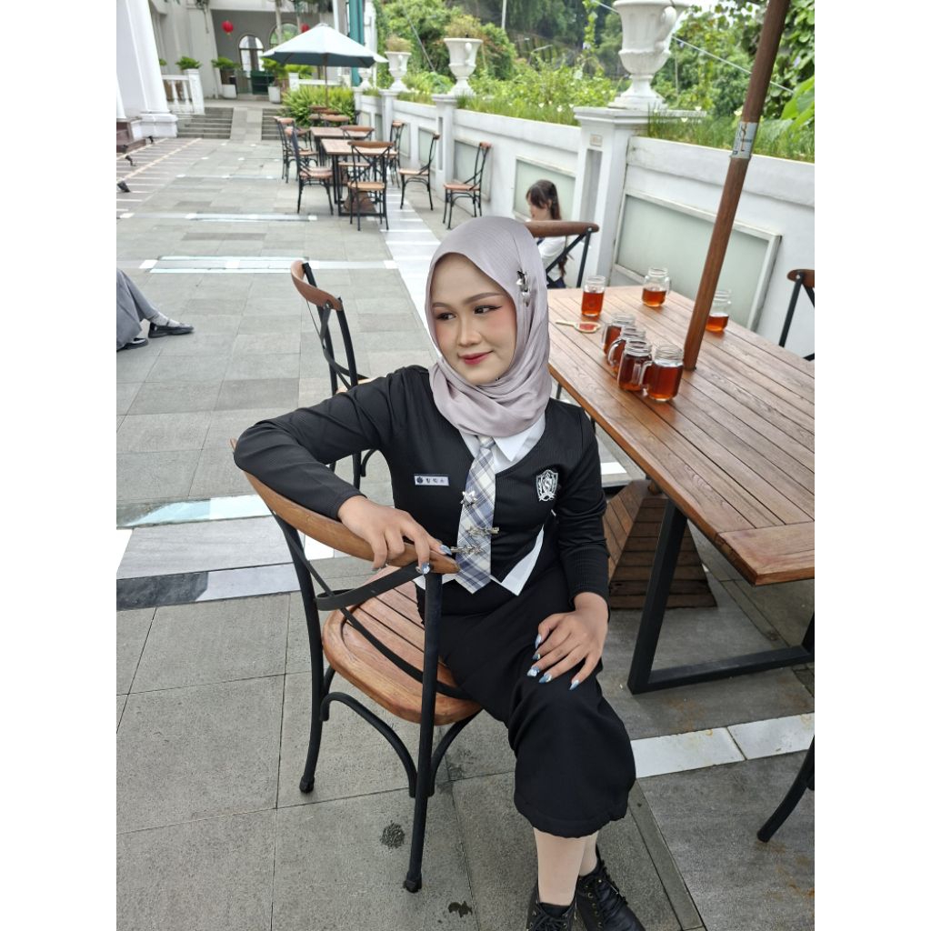 PRELOVED ONE SET YEARBOOK AMERICAN SCHOOL