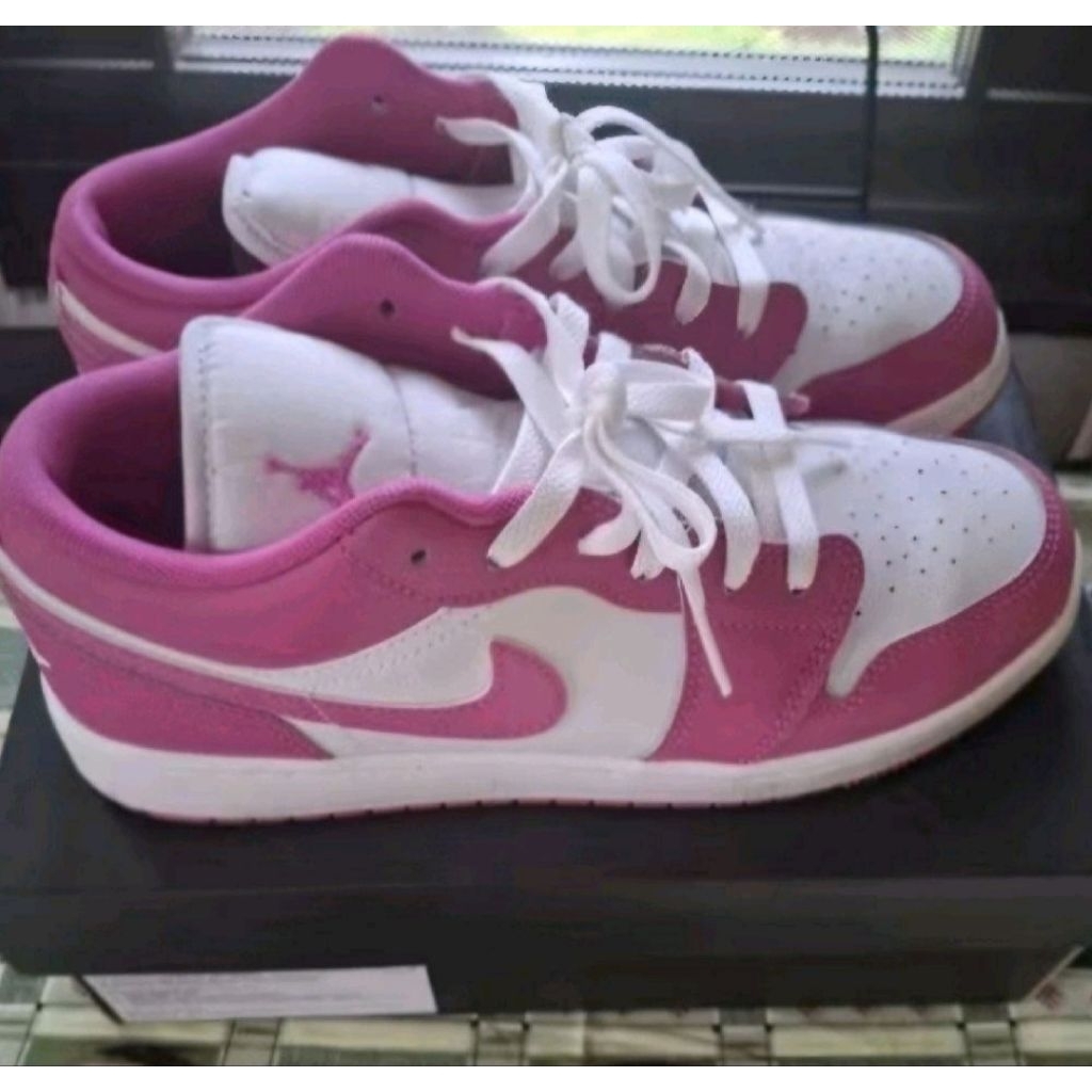 SEPATU WANITA AIR JORDAN 1 LOW FIRE PINK