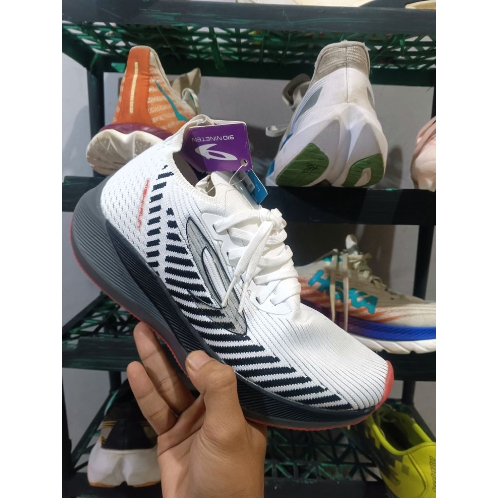 Sepatu Running Nineteen
