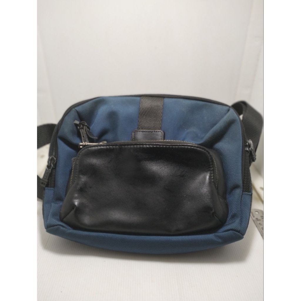 Tas Tumi warna biru variasi hitam kulit