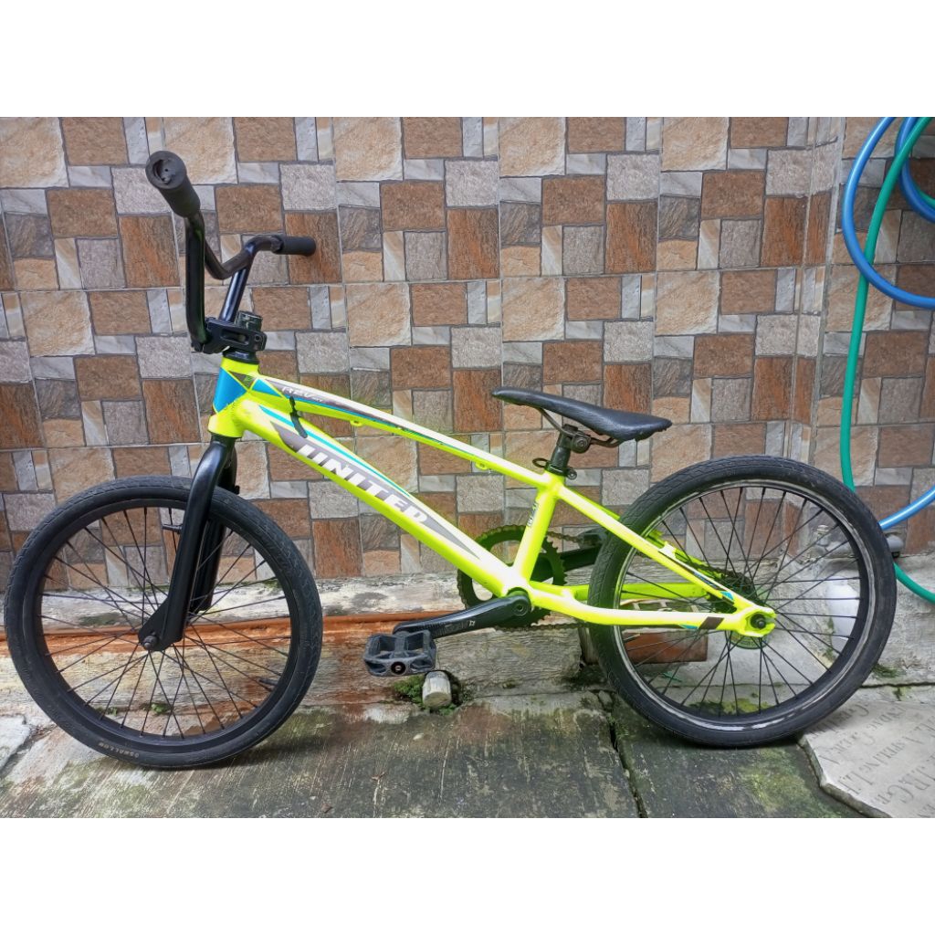 sepeda BMX united rev