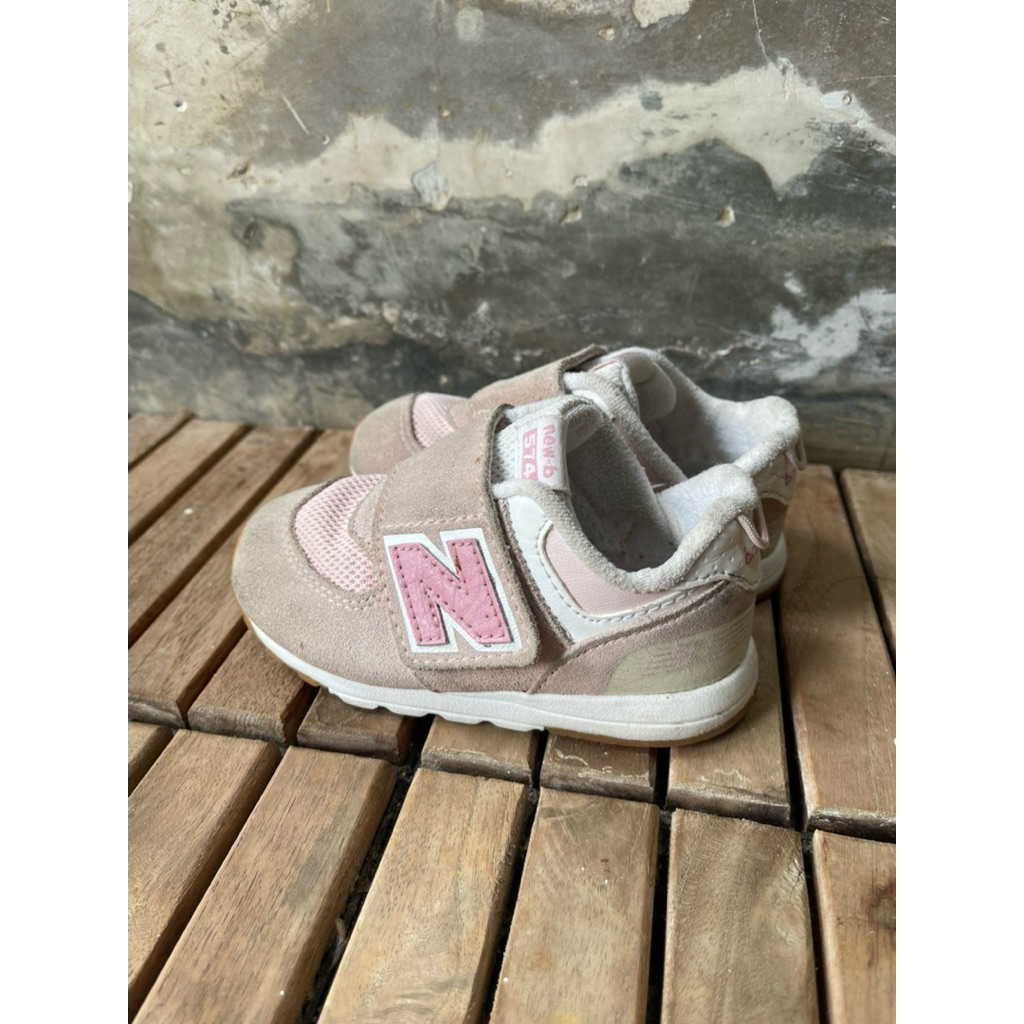 Preloved New Balance 574 Infant Velcro Trainers in pink/grey suede and mesh | Sepatu anak