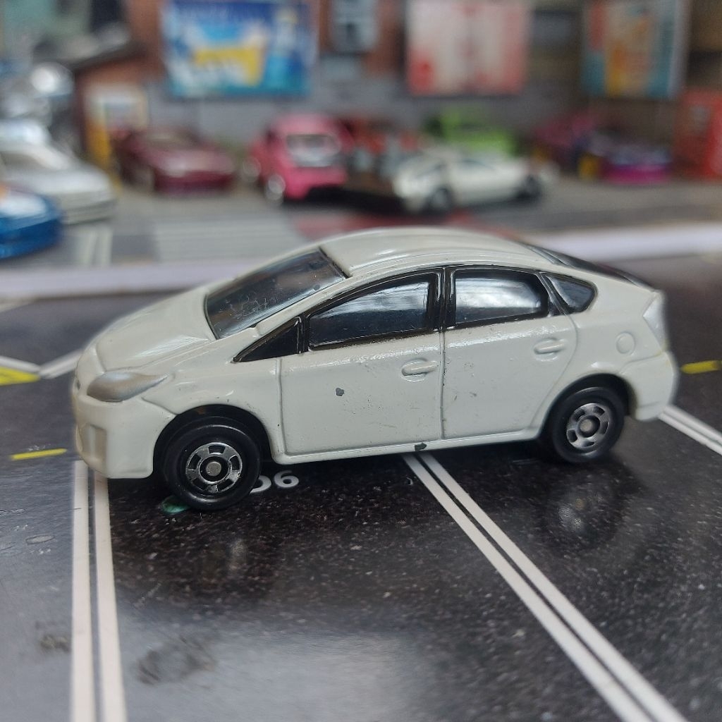 Tomica Toyota Prius putih JUNK