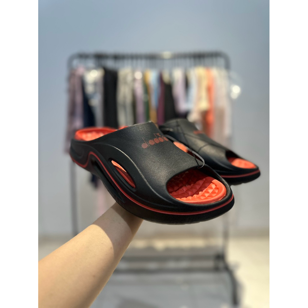 SANDAL PRIA SLIP ON DIADORA NESTOR DIAMX250104B BLACK RED ORIGINAL SENDAL DIADORA