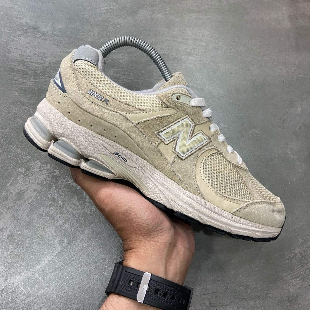 [Size 40] Rare New Balance 2002R Bone Light Aluminium ML2002RE Second Kondisi Mulus Nominus. Harga B
