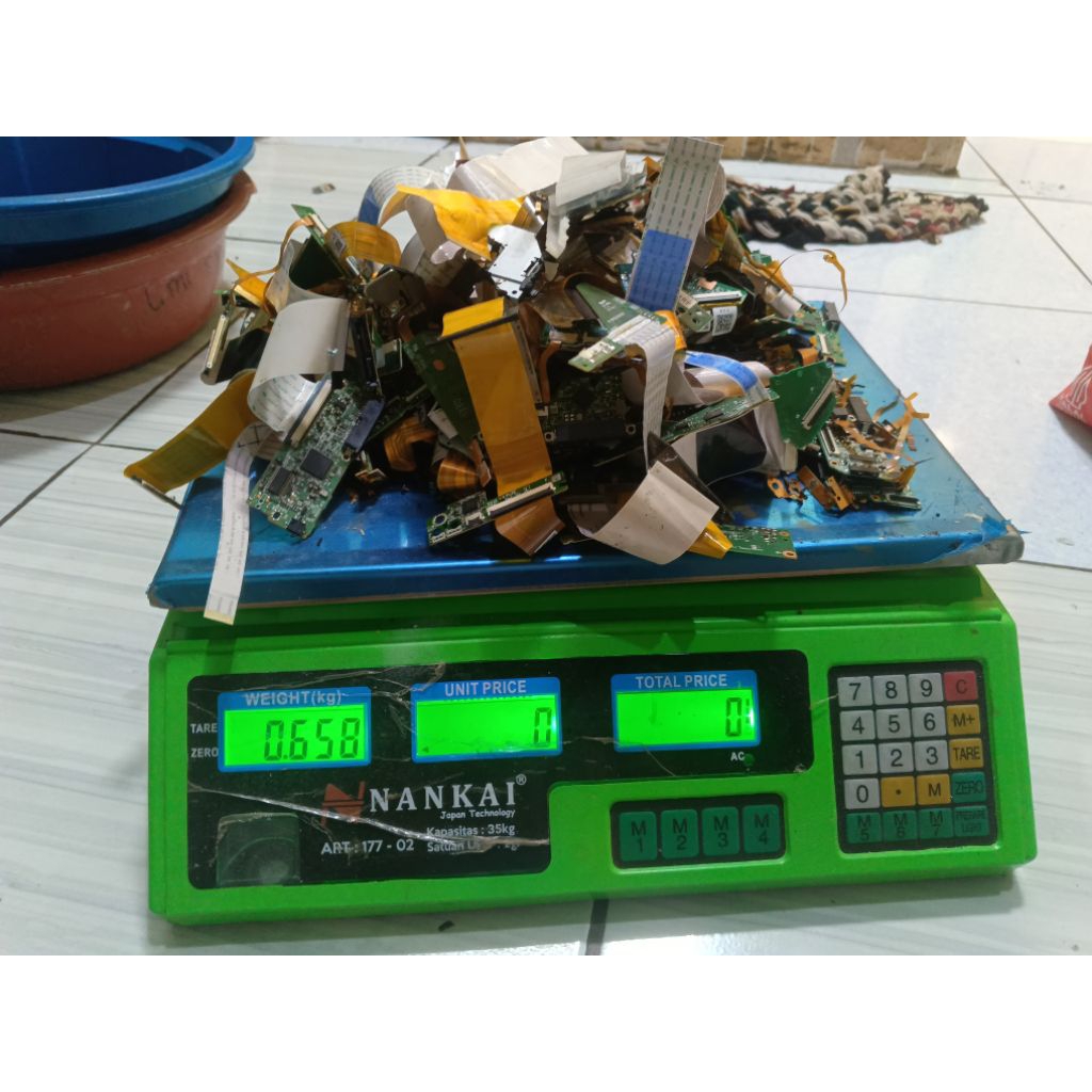 limbah elektronik pretelan bekas DVD laptop