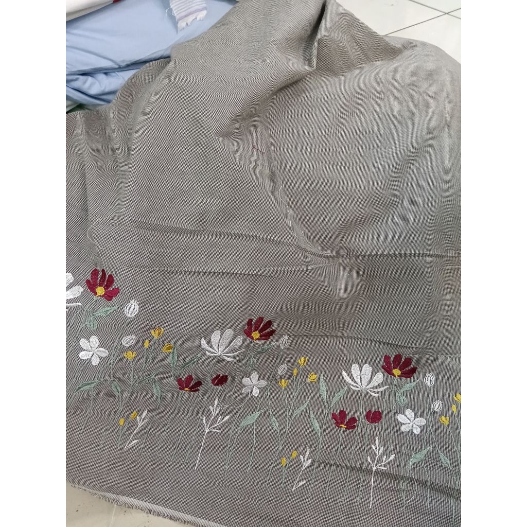 KAIN KATUN KOTAK HONSTUT BORDIR MOTIF BUNGA PINGGIR WARNA DASAR ABU-ABU