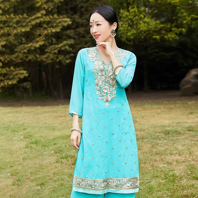 Gaun panjang mewah dengan bordir emas, renda, dan jubah transparan berasap yang menjuntai hingga lan