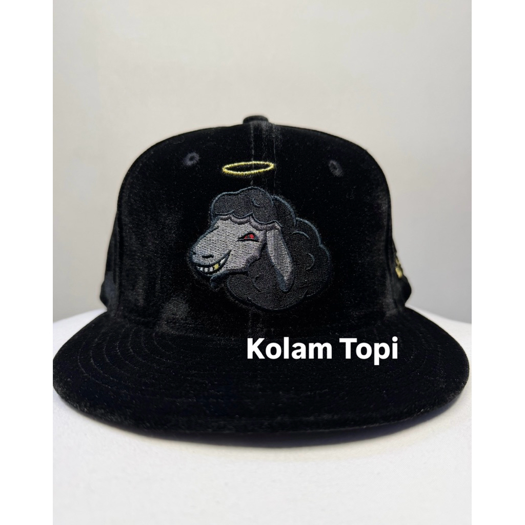 New Era Jusfitted Black she*ep Size 7