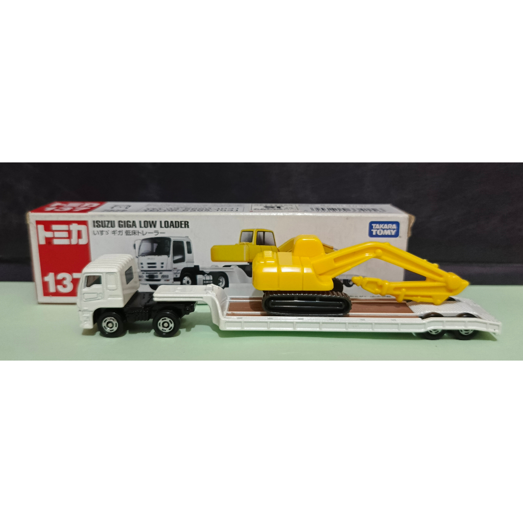 Diecast Tomica 137 ISUZU GIGA LOW LOADER