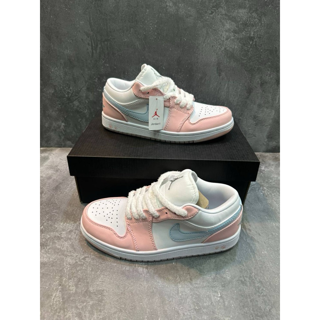 Sepatu sneakers jordan low pink tali berbulu