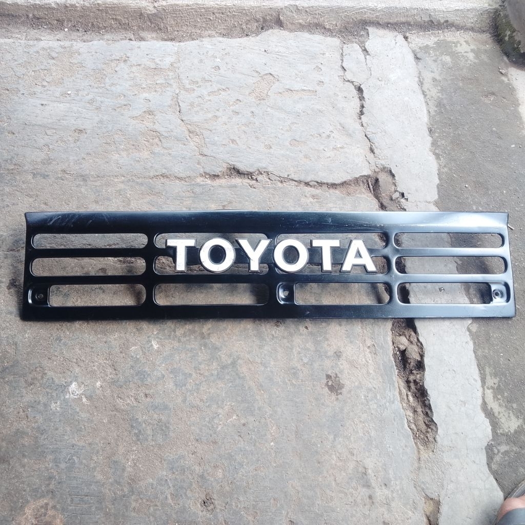 GRILL / GRILLE DEPAN UNTUK MOBIL TOYOTA KIJANG SUPER THN 1990 KIJANG LAMA ORIGINAL BEKAS COPOTAN SEC
