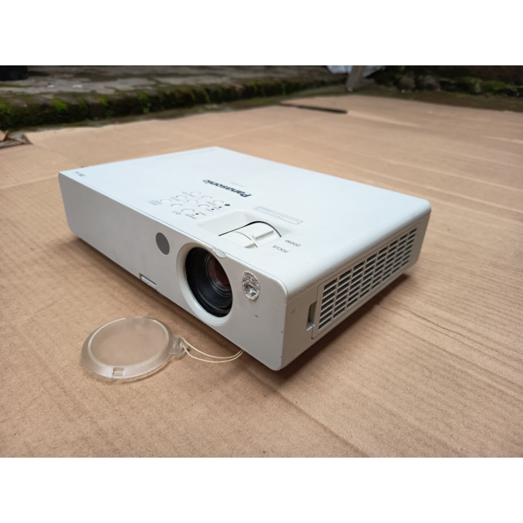 proyektor panasonic  model.LB3EA minus