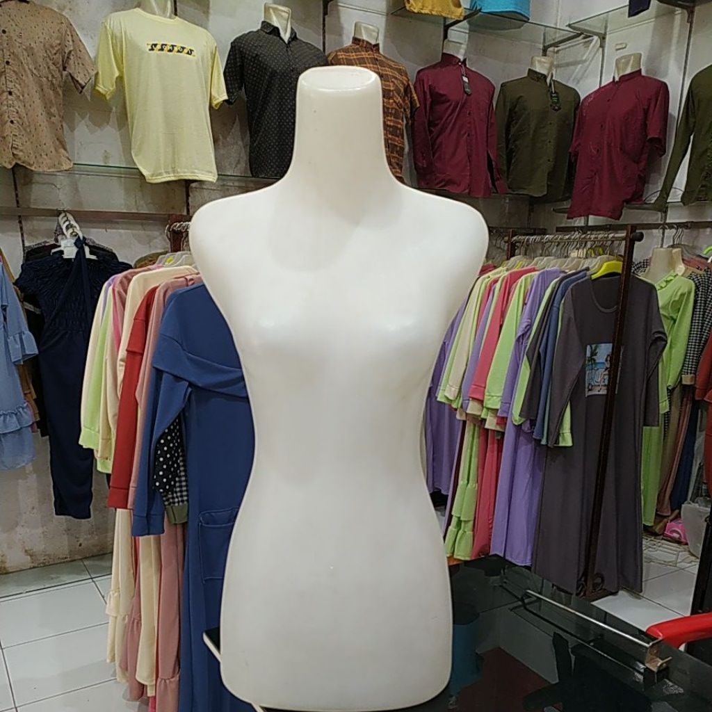 Manekin Wanita dan pria (bekas masih layak pakai)