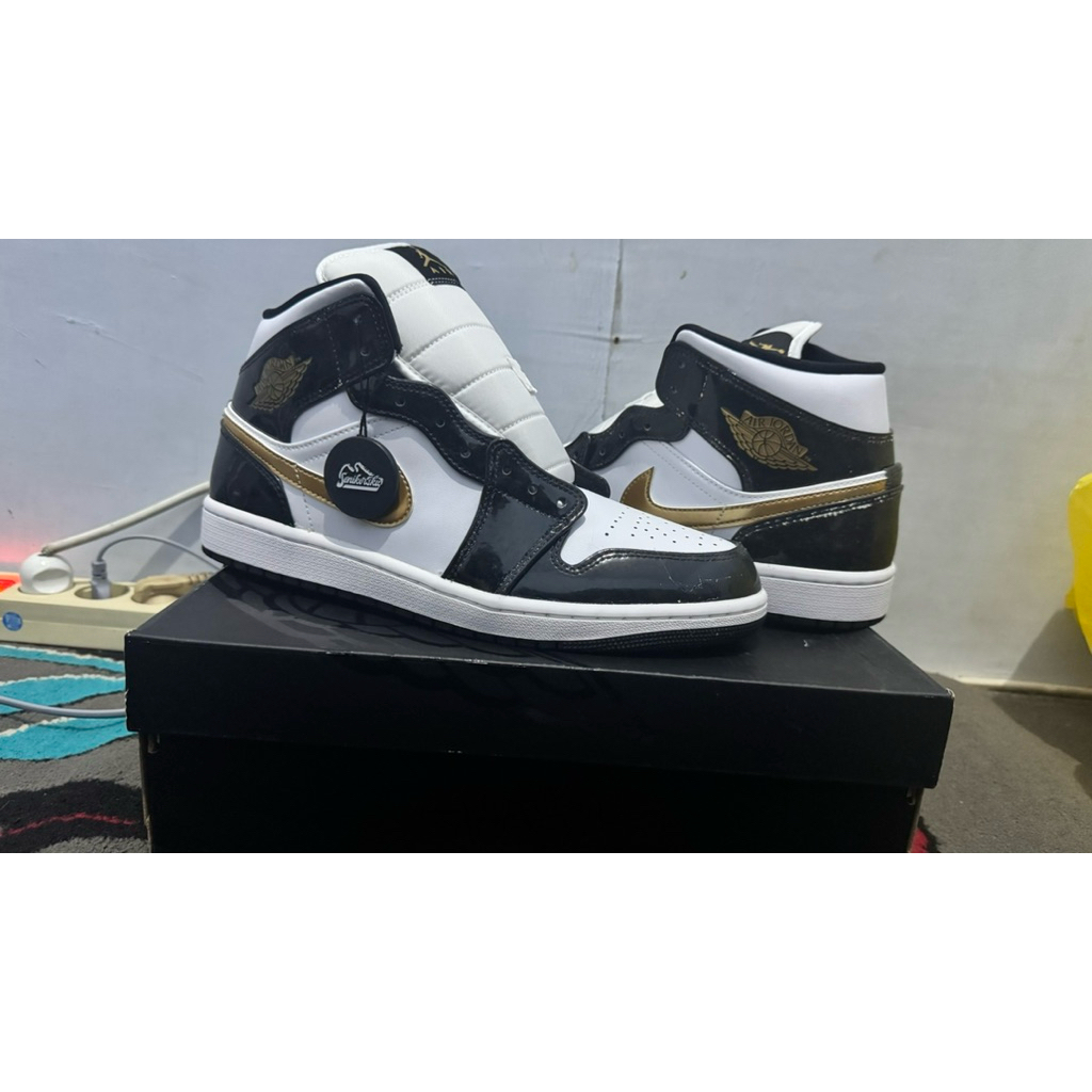 Air Jordan 1 Mid SE