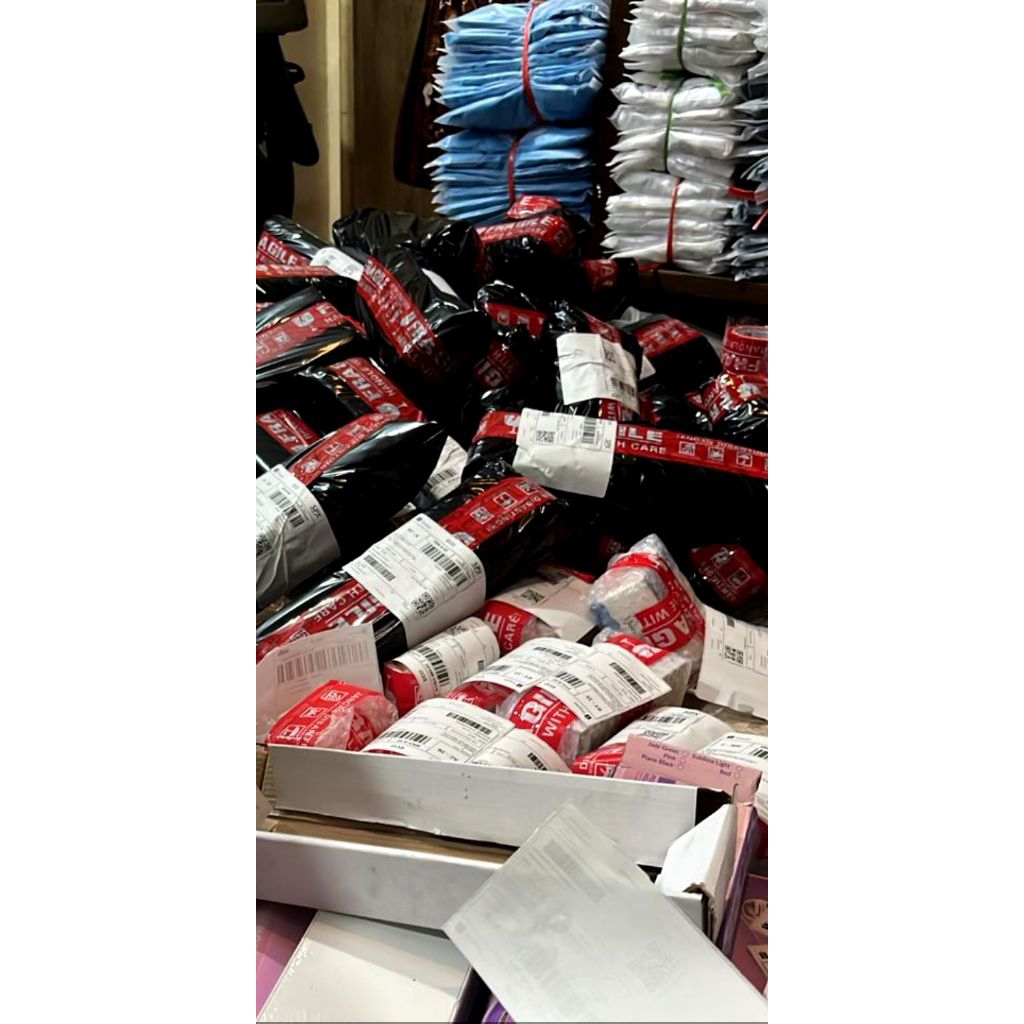 Paket Hibah Tas, Pakaian Random
