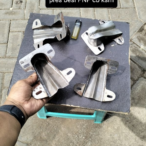 Dudukan lampu cb v80 press besi detail ORI/pangkon lampu belakang cb