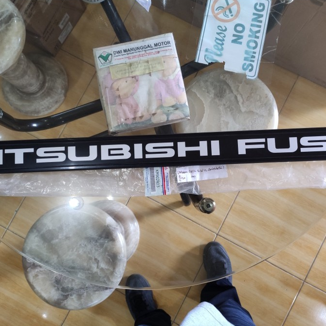 Emblem MITSUBISHI FUSO di Grill Fuso KM902403