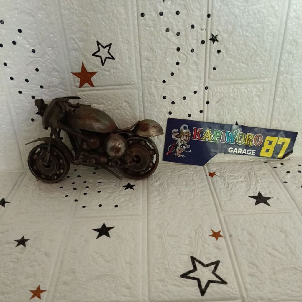 kerajinan miniatur sepeda motor dari barang bekas