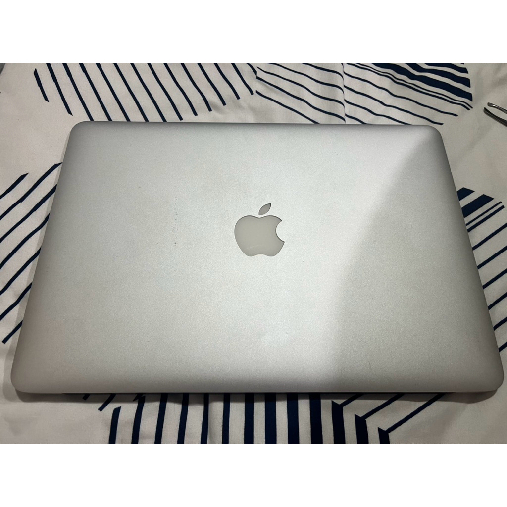The Macbook Air A1466 13.3 Inch (Layar Rusak)