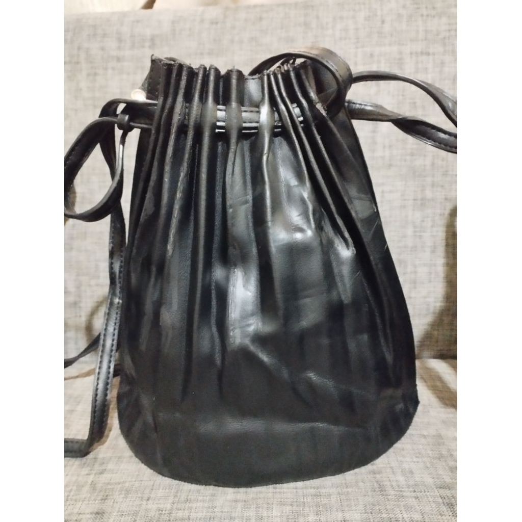 tas serut hitam kulit bucket bag hitam serut