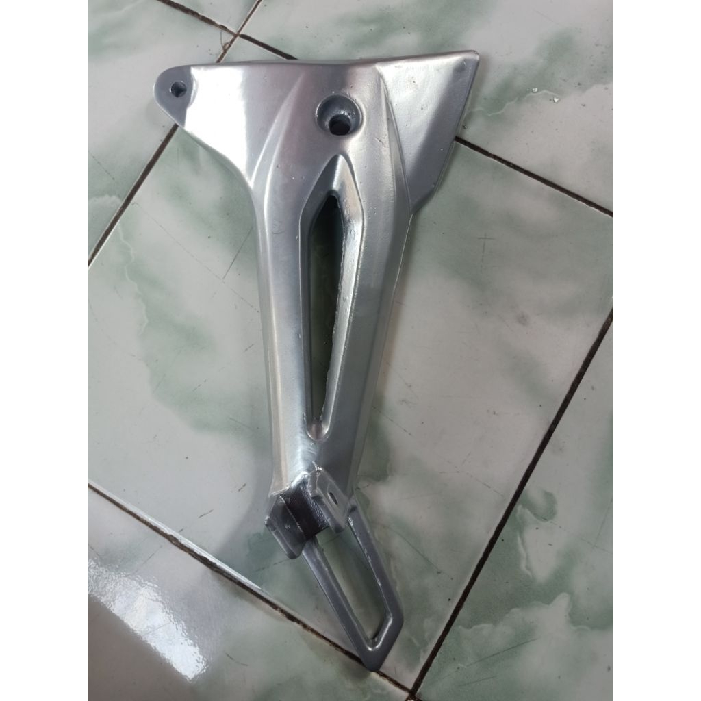 pijakan kaki belakang Supra x 125