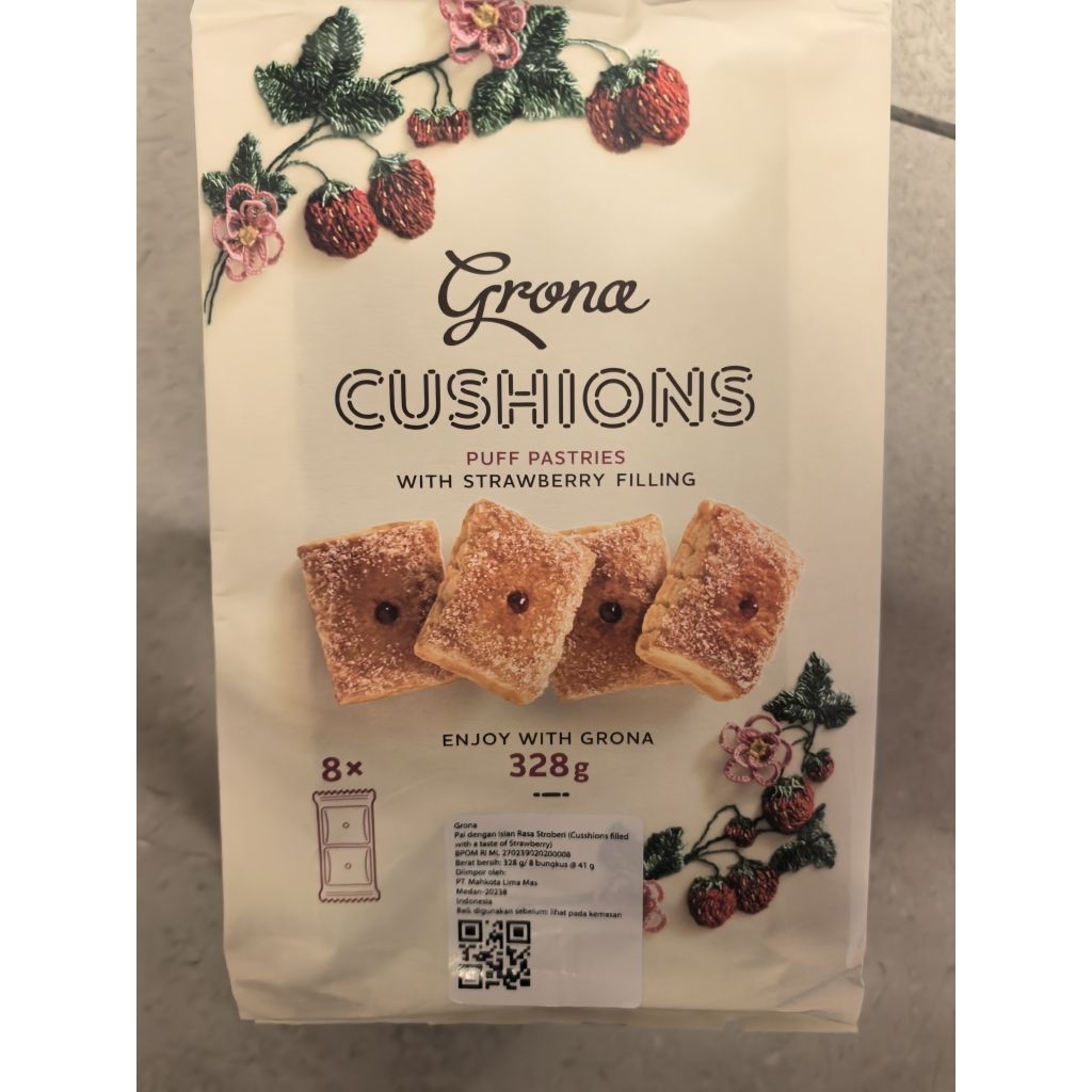 GRONA CUSHION FILLING STRAWBERRY. GRONA CUSHION PUFF PASTRIES WITH STRAWBERRY FILLING. PIE STRAWBERR