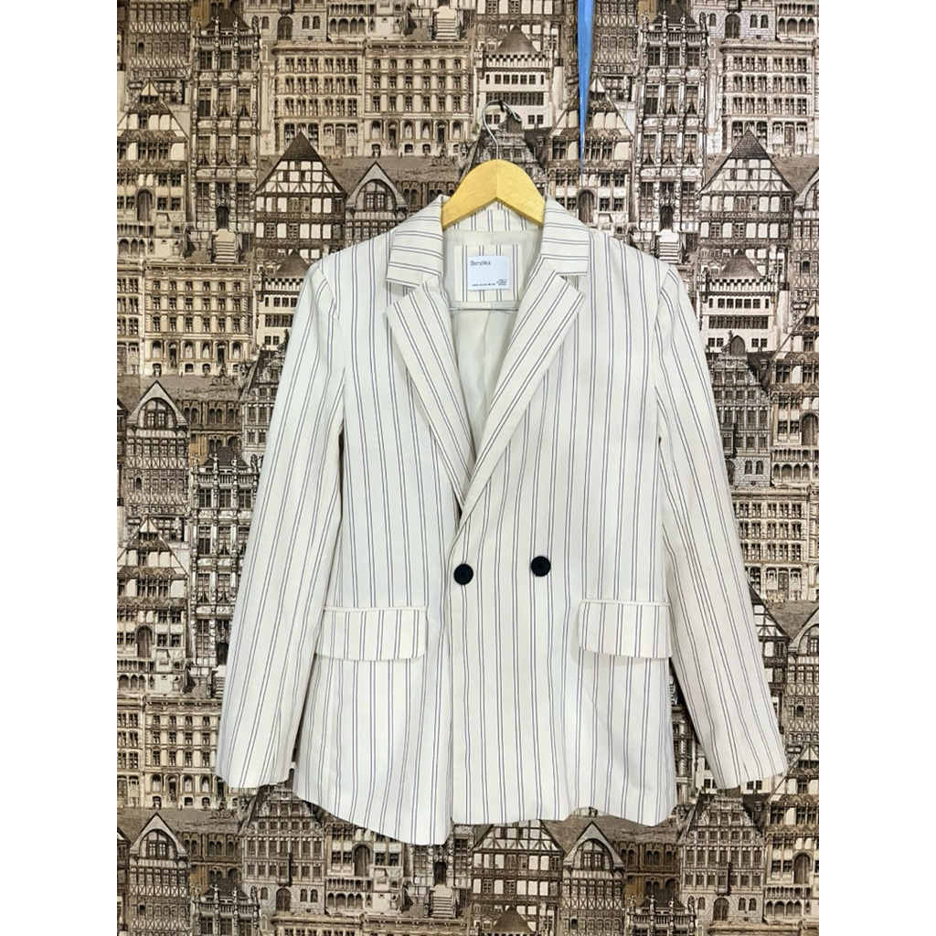 Preloved BLAZER BERSHKA_PUTIH TULANG MOTIF SALUR HITAM KECIL