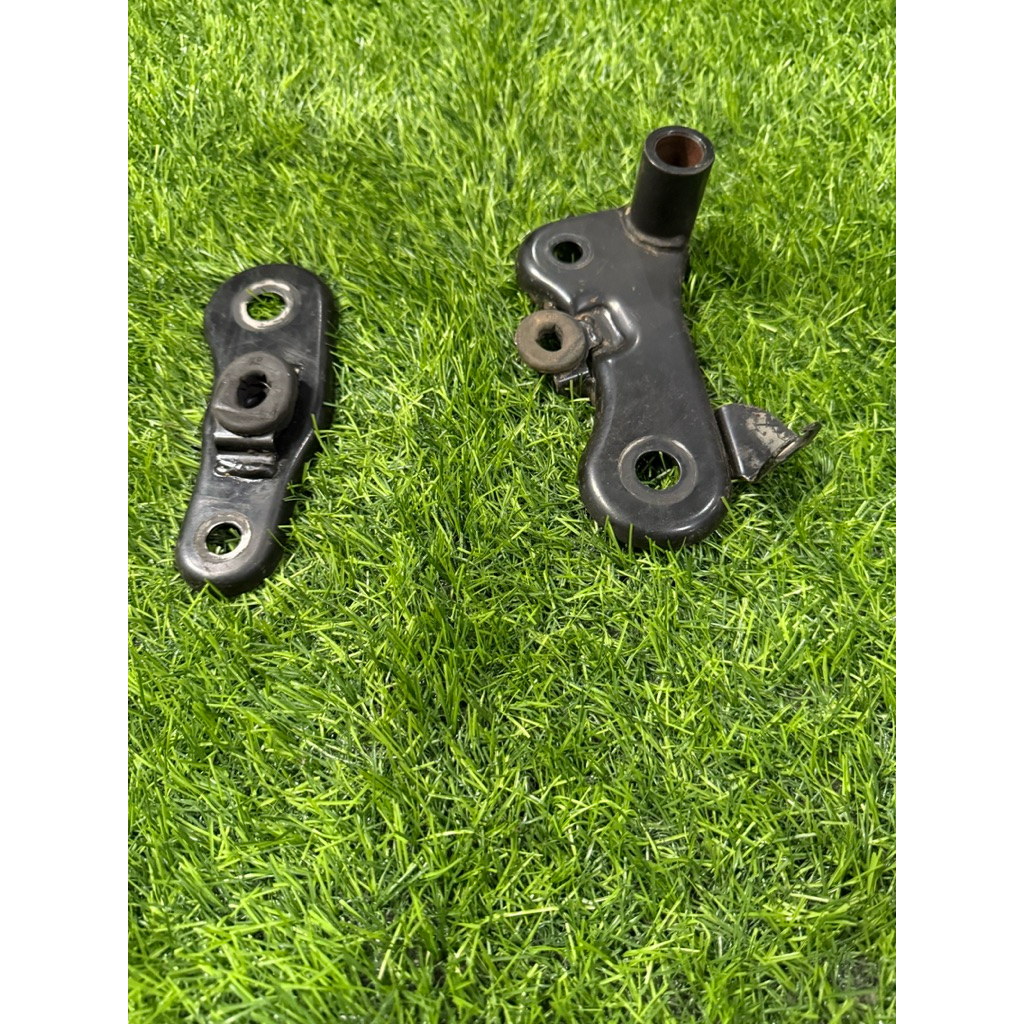 Plate R Pivot dudukan cover accu aki – Honda Verza 150 original copotan