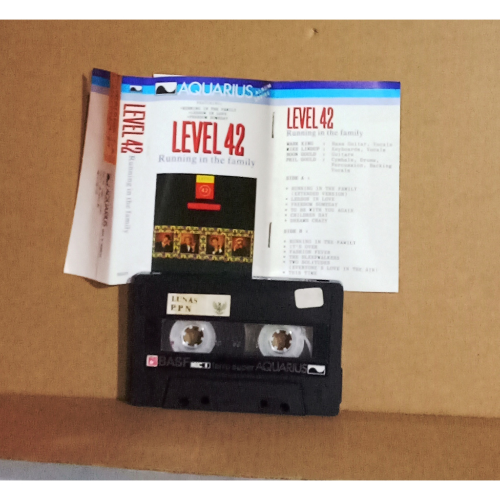 LEVEL 42 - RUNNING IN THE FAMILY - Kaset