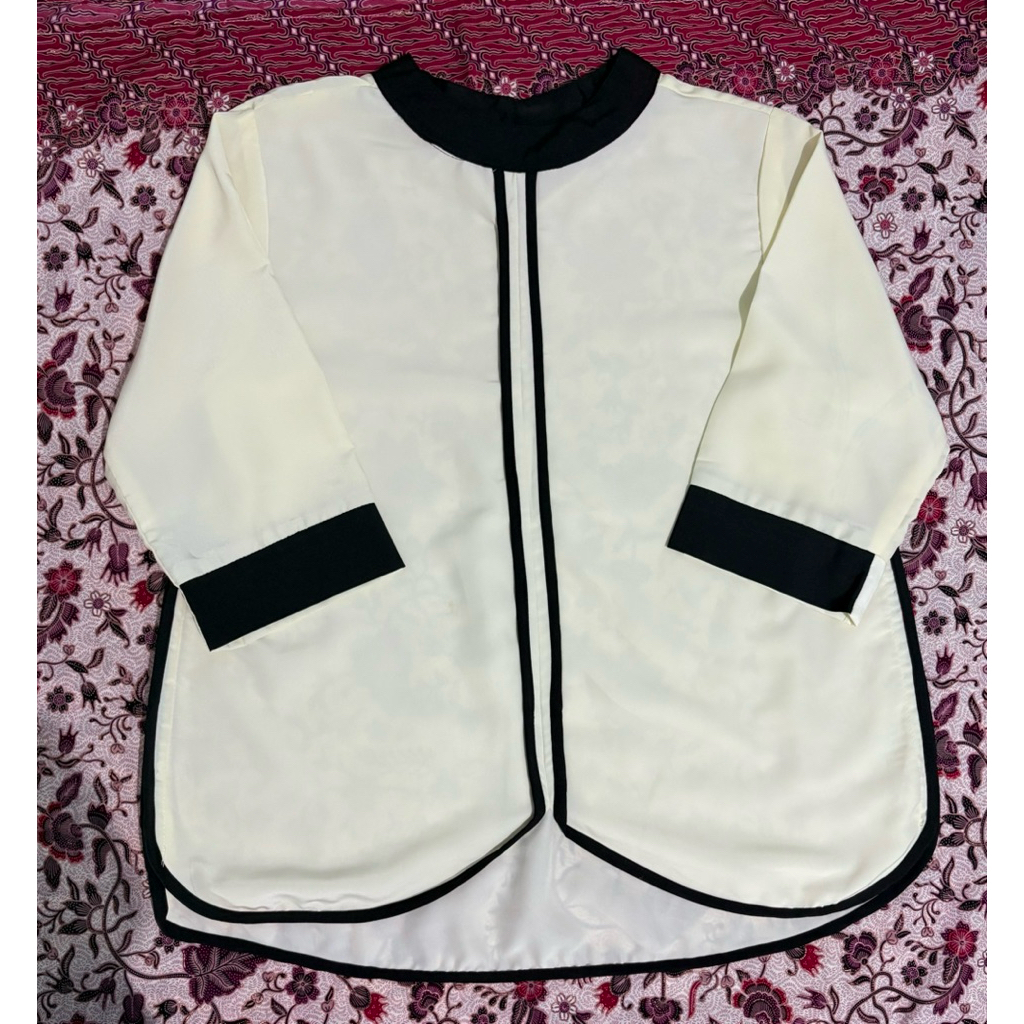 Atasan wanita putih (lengan panjang)