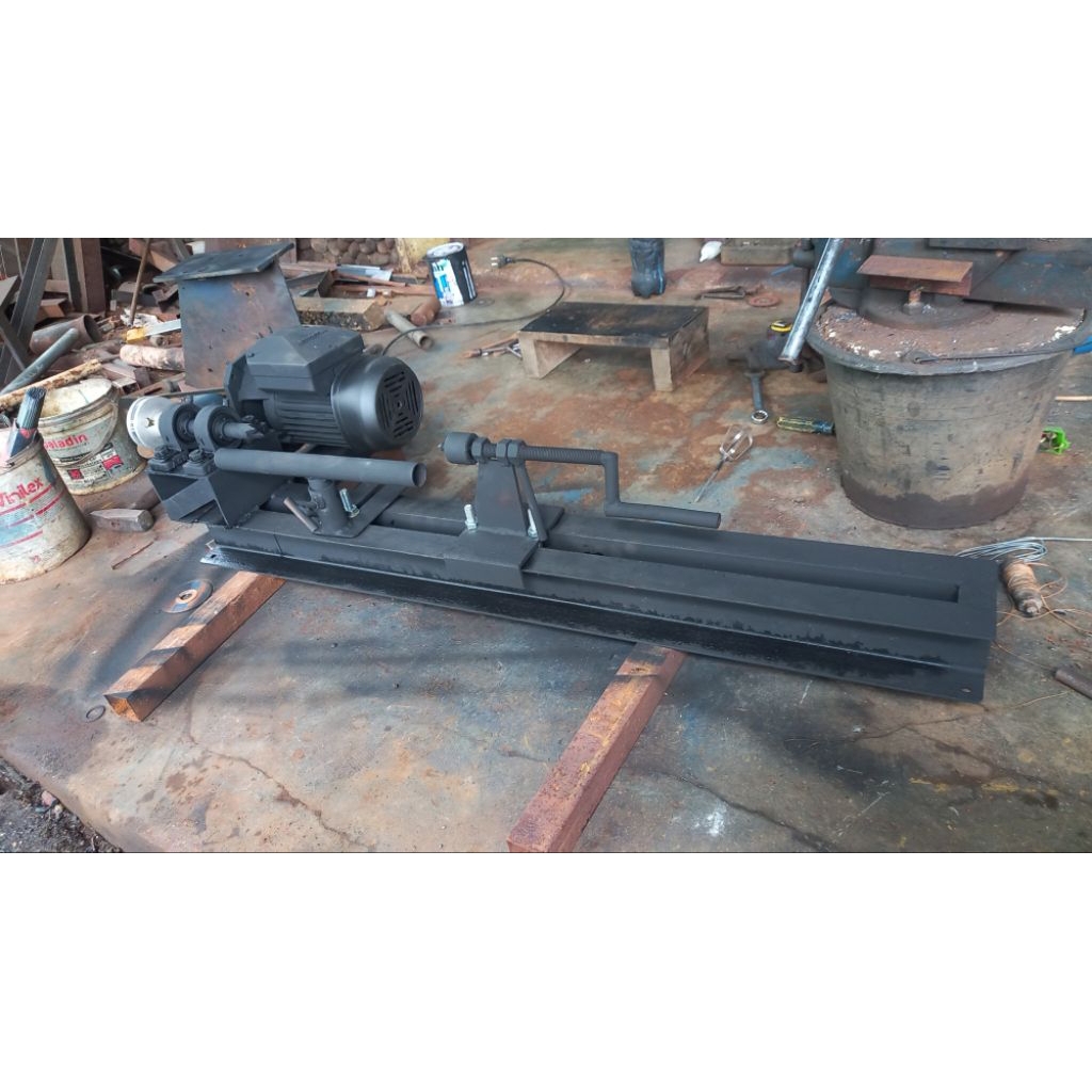 mesin bubut kayu manual, panjang keseluruhan 100cm, kapasitas dinamo 1/2hp.