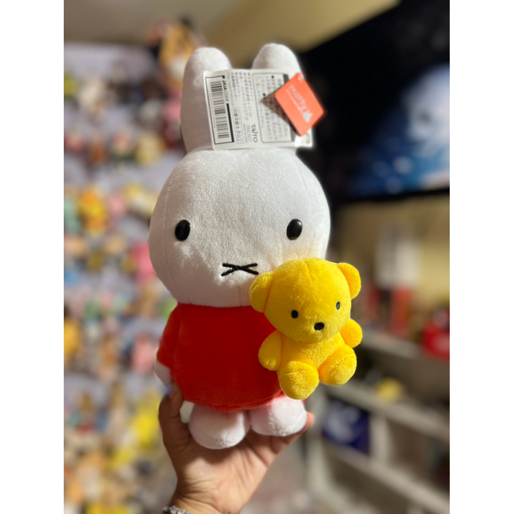 boneka miffy memeluk beruang kecil