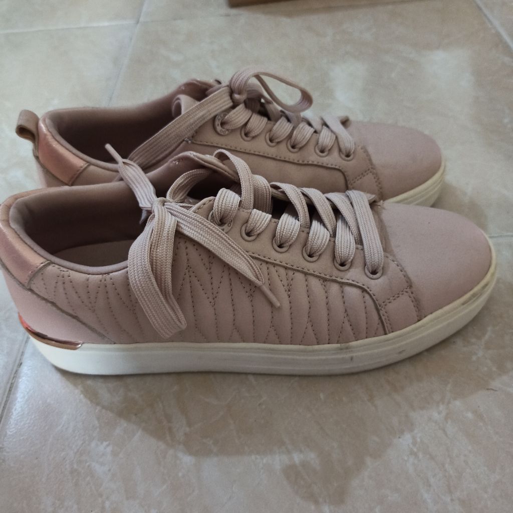 Preloved sepatu sneaker wanita merk aldo original size 39