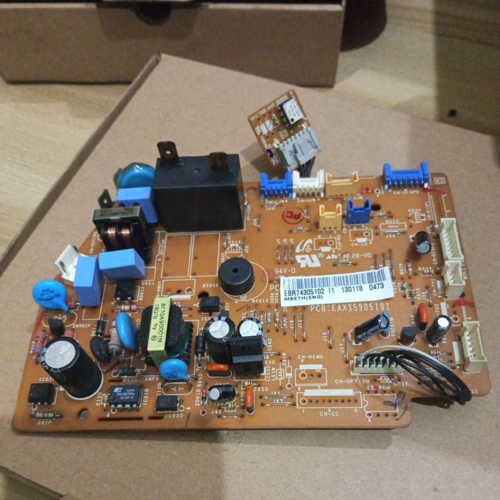 modul PCB (Printed Circuit Board) indoor untuk unit AC LG, dengan nomor komponen utama EBR74305102 d