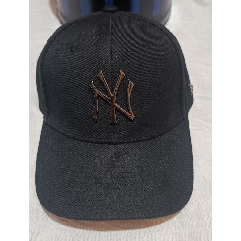 Topi NY New Era logo besi