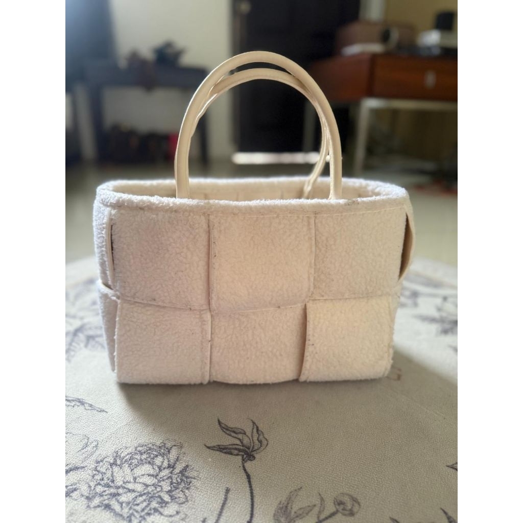 Tas Jinjing Anyaman Berbulu